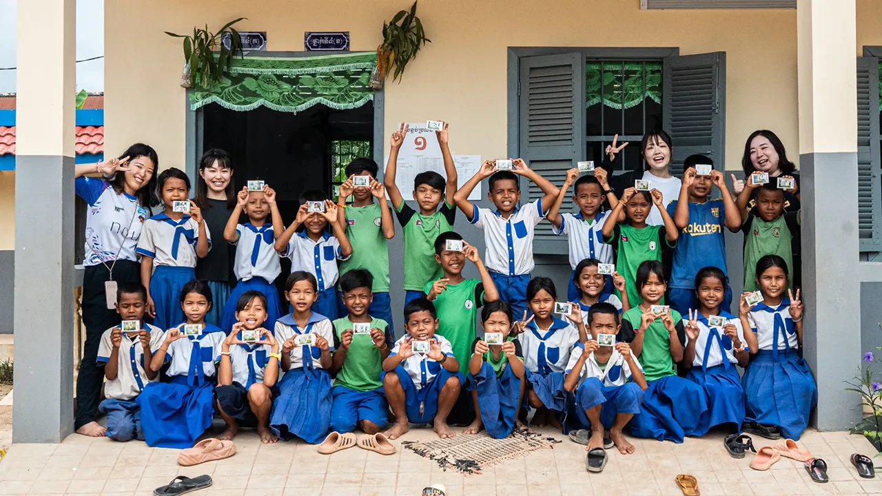 写真を通じて未来へ想いを届ける。カンボジアの小学校で写真撮影とアルバム贈呈を実施